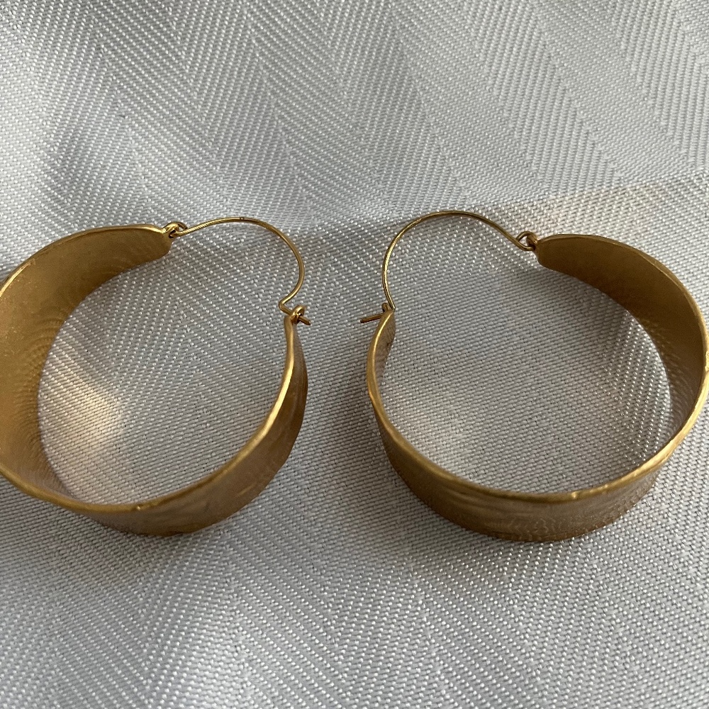 Brushed gold hoop earrings